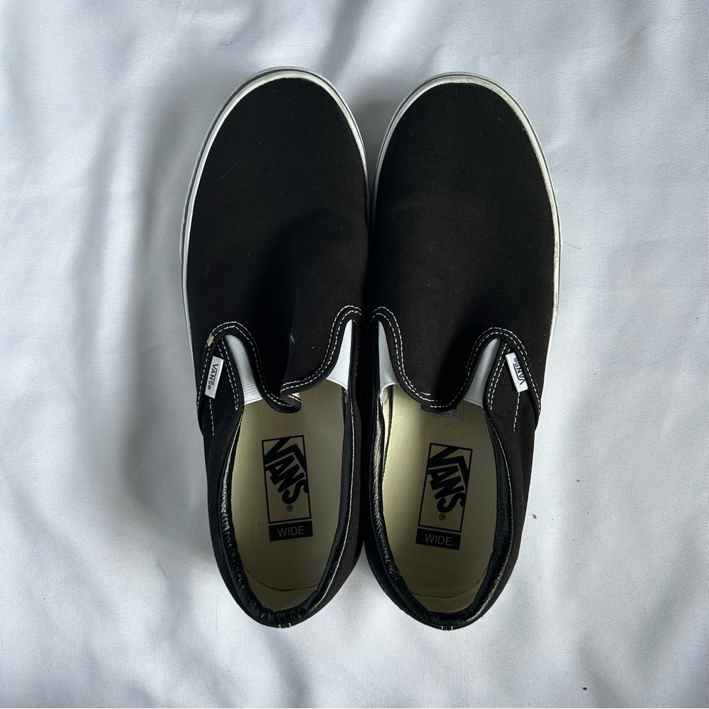 EUC Vans Mens Wide Slip on in black. Size 11.5